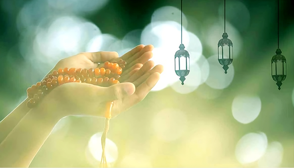 রমজান পরবর্তী আমল সম্পর্কিত প্রতীকী দৃশ্য, যেখানে তাসবিহ হাতে এক মুসলিম দোয়ার মাধ্যমে ইবাদতে মনোনিবেশ করেছেন, পটভূমিতে নরম আলো ও ইসলামিক লণ্ঠনের উপস্থিতি আধ্যাত্মিক পরিবেশ তৈরি করেছে